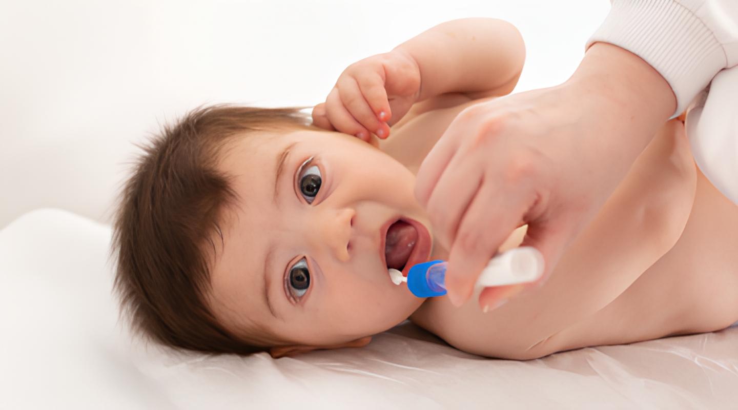 Coleta de material da bochecha (swab bucal) para teste genético da bochechinha, utilizado na triagem neonatal para identificar predisposições a doenças e orientar cuidados preventivos desde os primeiros meses de vida.