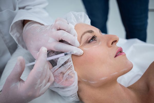 Procedimento dermatológico com aplicação injetável facial, reforçando cuidado especializado e atenção à saúde da pele.